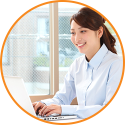 研修に取り組む女性のイメージ写真